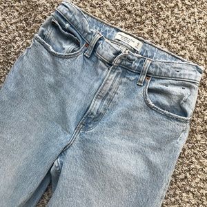 LIKE NEW CURVE Love Ultra High Rise 90’s Straight Leg Short Light